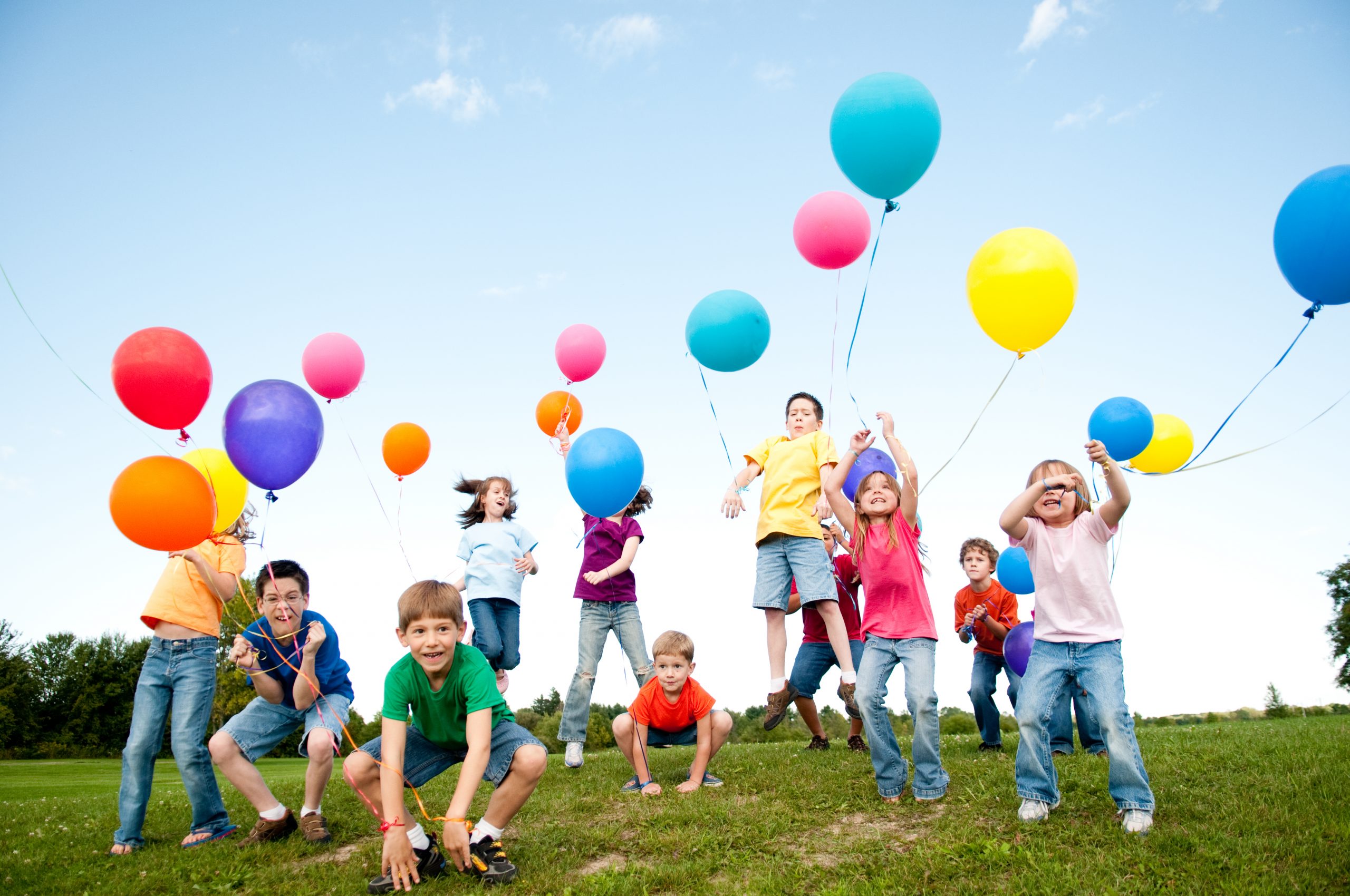 Group,Of,Excited,Kids,With,Balloons,Outside detsky festival